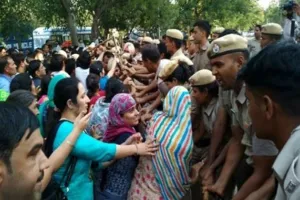 सीएम आवास पर पहुंचे शिक्षक, पुलिस ने खदेड़ा