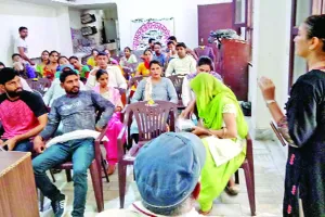 यह कैसा काम, सक्षम युवाओं से गोबर उठवा रही सरकार!