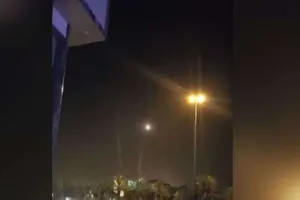 रियाद के आसमान में आधी रात को धमाके