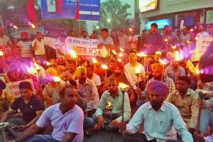 ठेका कर्मचारियों ने स्वास्थ्य मंत्री के शहर में निकाला मशाल मार्च