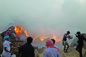 तेज आंधी के कारण लगी भयानक आग