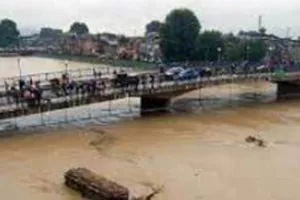 कश्मीर में बाढ़ अलर्ट, स्कूलें बंद