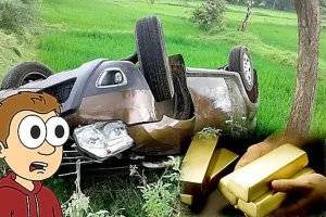 अनियंत्रित कार पलटी, निकला सोना