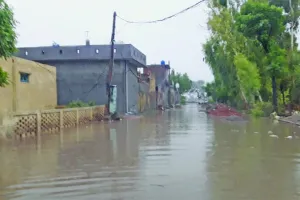 बरसात से गांवों शहरों की गलियों ने धारण किया नहरों का रूप