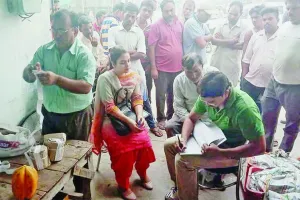 स्वास्थ्य विभाग की टीम ने गोदाम पर मारा छापा, मसाले से तैयार कर रहे थे पपीता