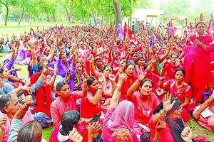 सीएम सिटी में आंगनबाड़ी, आशा व बिजली कर्मियों का प्रदर्शन