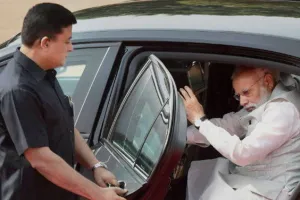 एम्स में अटल जी से मिलने पहुंचे मोदी