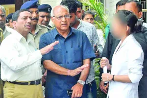 आॅप्रेशन के दौरान डॉक्टर ने नर्सिंग स्टूडेंट को मारी लात