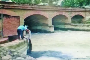 नहर में काला पदार्थ फेंकने वाले युवकों के खिलाफ मामला दर्ज