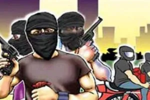 पुलिस के गश्ती दल पर कार सवार बदमाशों ने की फायरिंग
