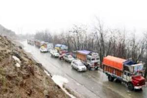 लद्दाख राजमार्ग पर तीन दिनों के बाद यातायात बहाल