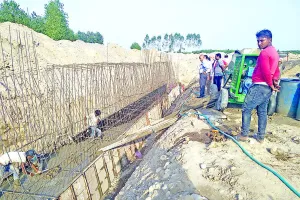 रंग लाया सच कहूँ का प्रयास, ठेकेदार ने तोड़ डाली घटिया सामग्री से बनी नींव