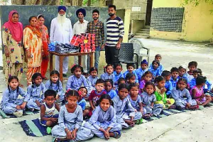 नेकी: साध-संगत ने 52 जरूरतमंद बच्चों को बांटी वर्दियां