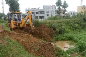 स्टे के बावजूद हो रही ड्रेन की खुदाई
