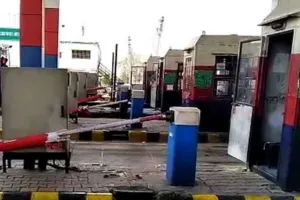 बसताड़ा टोल पर लोगों ने की तोड़फोड़