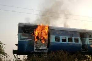 आगर कैंट स्टेशन पर ट्रेन की बोगी में लगी आग, मची अफरातफरी