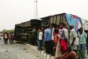 UP: मैनपुरी में टूरिस्ट बस पलटने से 17 की मौत, 30 घायल