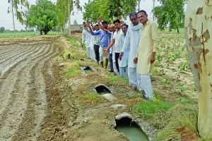 जल घर की जर्जर पाईप से आॅवरफ्लो हो रहा पानी