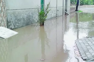 निकासी नालों की सफाई न होने के कारण लोग परेशान