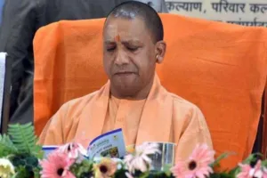 गोमती नदी की सफाई करने पहुंचे CM योगी