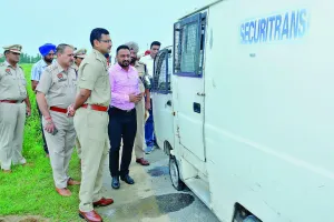 लुटेरों ने दिन दिहाड़े गोलीबारी कर बैंक की कैश वैन से लूटे 5 लाख