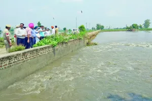 पानी से प्रभावित हुए क्षेत्रों का डॉ. अमर सिंह व डीसी ने किया दौरा