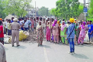 विवादित जमीन को लेकर दो पक्षों में टकराव, गांववासियों ने लगाया जाम
