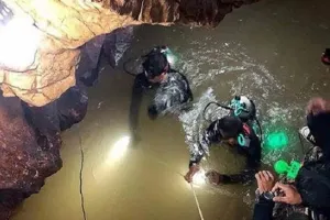 थाईलैंड की गुफा में फंसे बच्चों को बचाने के लिए बचा ‘सीमित समय’