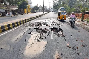 बरसात से धंसी एक साल पहले बनी सड़क