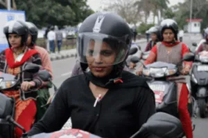 महिलाआें को पहनना होगा हेलमेट, जारी हुआ नोटिफिकेशन