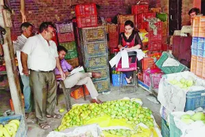 स्वास्थ्य विभाग ने जहरीले मसालों से आम तैयार करने वाले गोदाम में मारा छापा