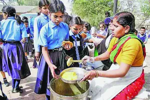 मिड डे मिल वर्करों को मिलेगा बढ़ा हुआ 3500 रुपए मेहनताना