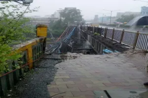 मुंबई : तेज बारिश से गिरा ओवरब्रिज का हिस्सा, दो जख्मी