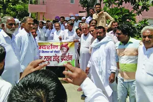 सरसा-फतेहाबाद में कांग्रसियों का मटका फोड़ प्रदर्शन