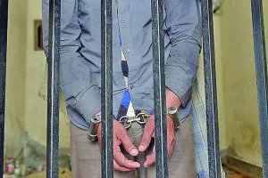 पंजाब की जेलों में ठूस-ठूस करे भरे कैदी