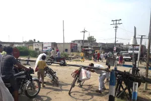 अभी तक नहीं बना अंडर ब्रिज, समस्या ज्यों की त्यों