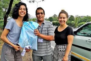 रेलवे टीटीई ने विदेशी महिला का लौटाया सामान