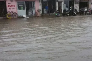 मूसलाधार बारिश मेें डूबा  पश्चिमी जापान, 88 लाेगों की मौत