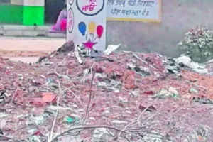 गन्दगी व कूड़े के ढेरों ने घेरा सरकारी प्राथमिक स्कूल