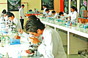 अब विज्ञान प्रयोगशालाओं में नहीं रहेगी फर्नीचर की कमी