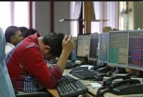 सेंसेक्स 266 अंक, निफ्टी 107 अंक फिसला