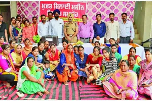 सिलाई प्रशिक्षण प्राप्त लड़कियों को बांटी सिलाई मशीनें