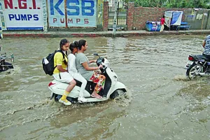 शहर हुआ पानी पानी, थोड़ी बरसात ने ही खोली दावों की पोल