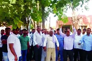 जेई को सस्पेंड करने पर बिजली कर्मियों ने की नारेबाजी