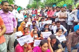 टीईटी अध्यापकों ने घेरा सिंगला का निवास, ट्रेड यूनियन का मिला समर्थन