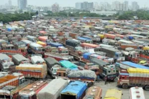 ट्रांसपोर्टर्स की देशव्यापी हड़ताल, थमे ट्रकों के पहिये