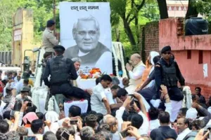 कांग्रेस: जीते जी की अटल की उपेक्षा, अब बीजेपी कर रही राजनीतिक इस्तेमाल