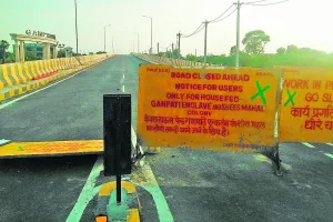 राजनीतिक उद्घाटन के लिए सिरसा फाटक पर बना पुल फिर से बन्द