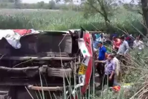 सड़क किनारे पलटी बस, तीन की मौत