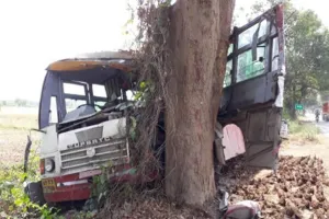 बस का संतुलन​ बिगड़ने से पेड़ से टकराई बस, तीन लोगों की मोत